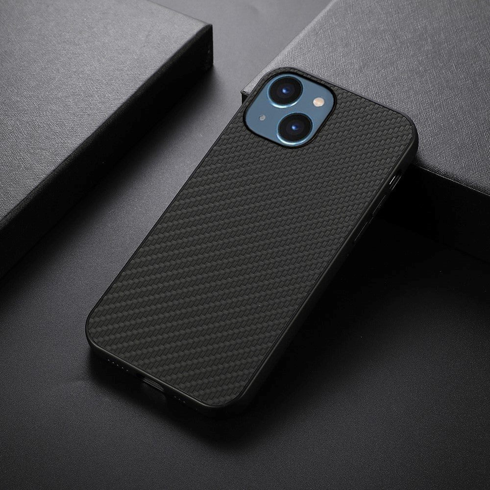 iPhone 15 Plastik Bagside Cover m. Carbon Tekstur - Sort