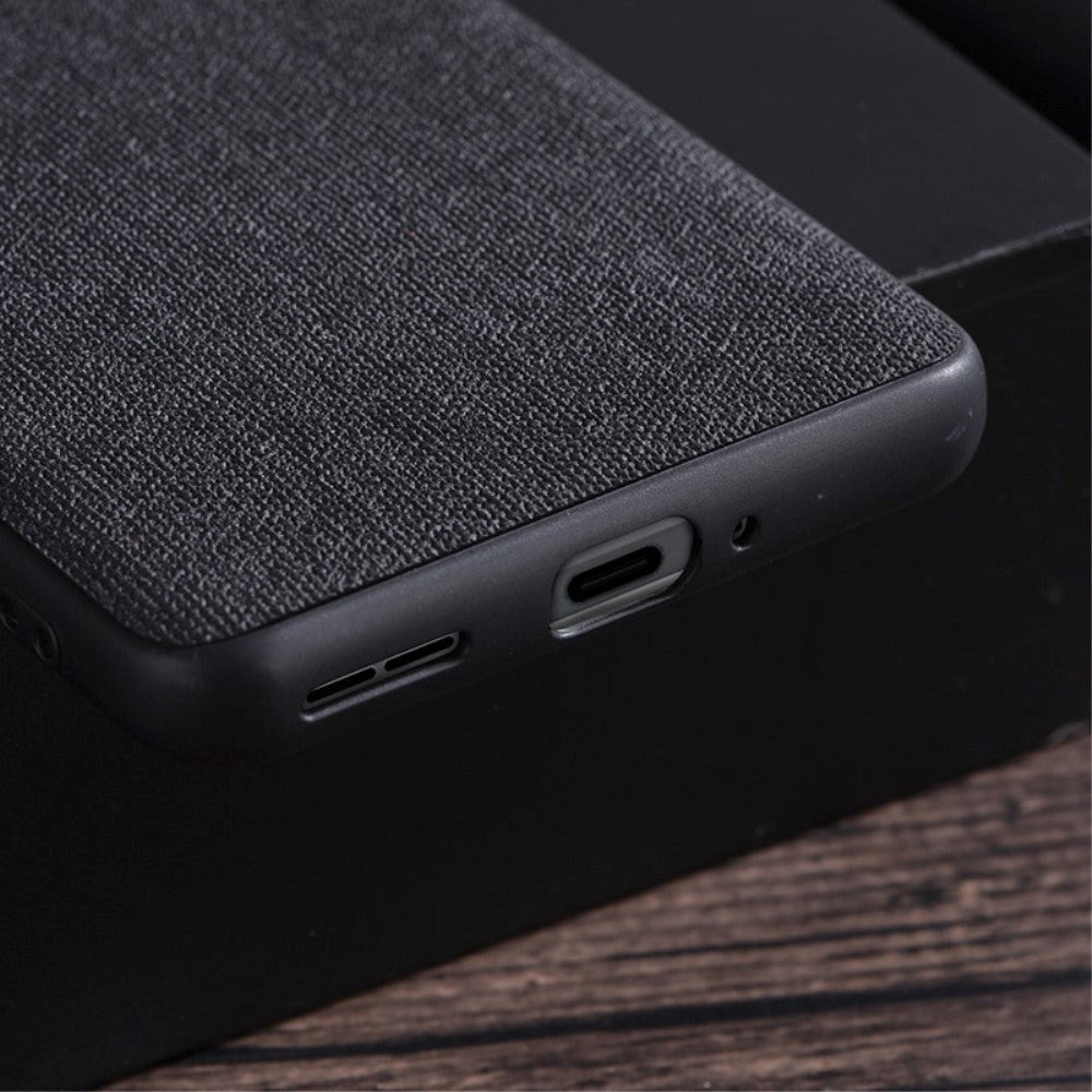 OnePlus 12 Stofbetrukket Plastik Bagside Cover - Rød