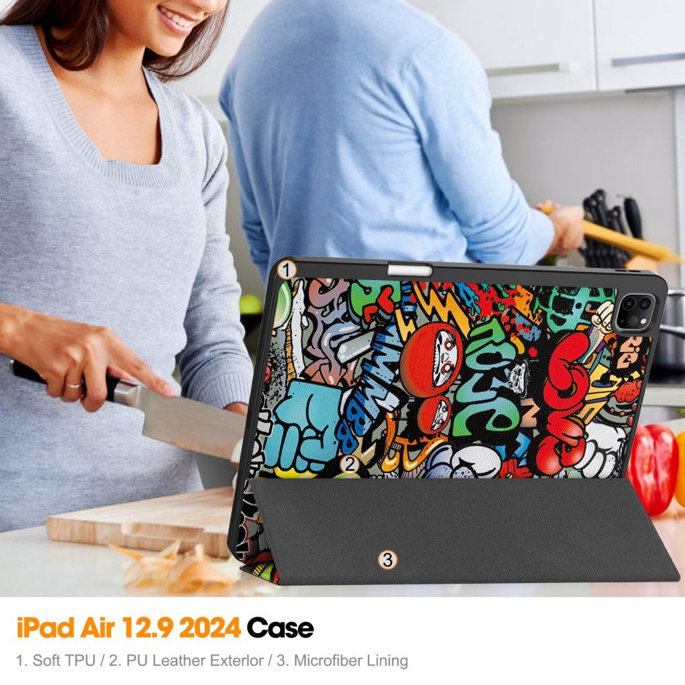 EIDERWOOD iPad Air 13" (2025 / 2024) Tri-Fold Kunstlæder Flip Cover m. Vågeblus Funktion - Graffiti