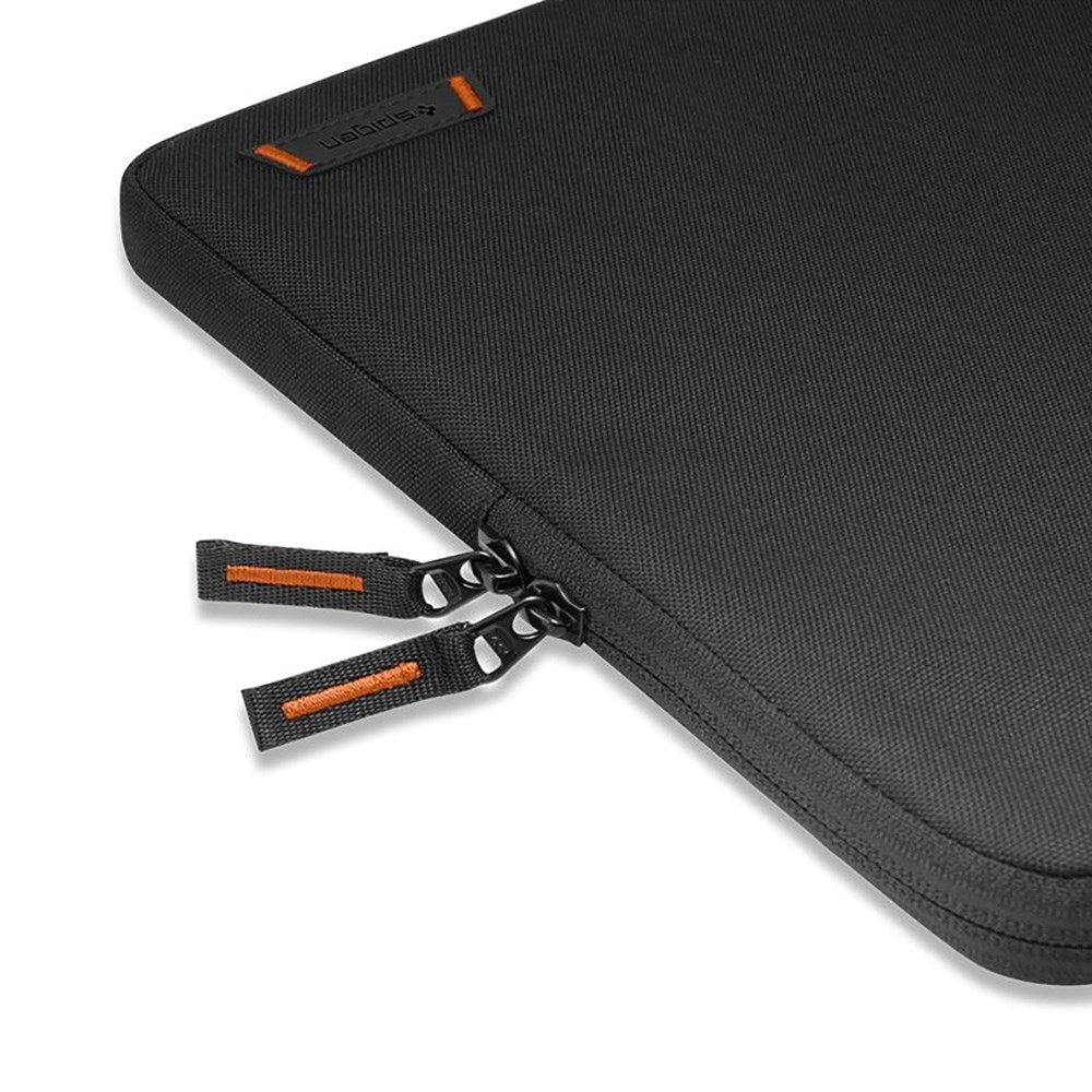 Spigen Computer Sleeve 14" (34.5 x 24.8 cm) m. Vandafvisende Overflade - Sort