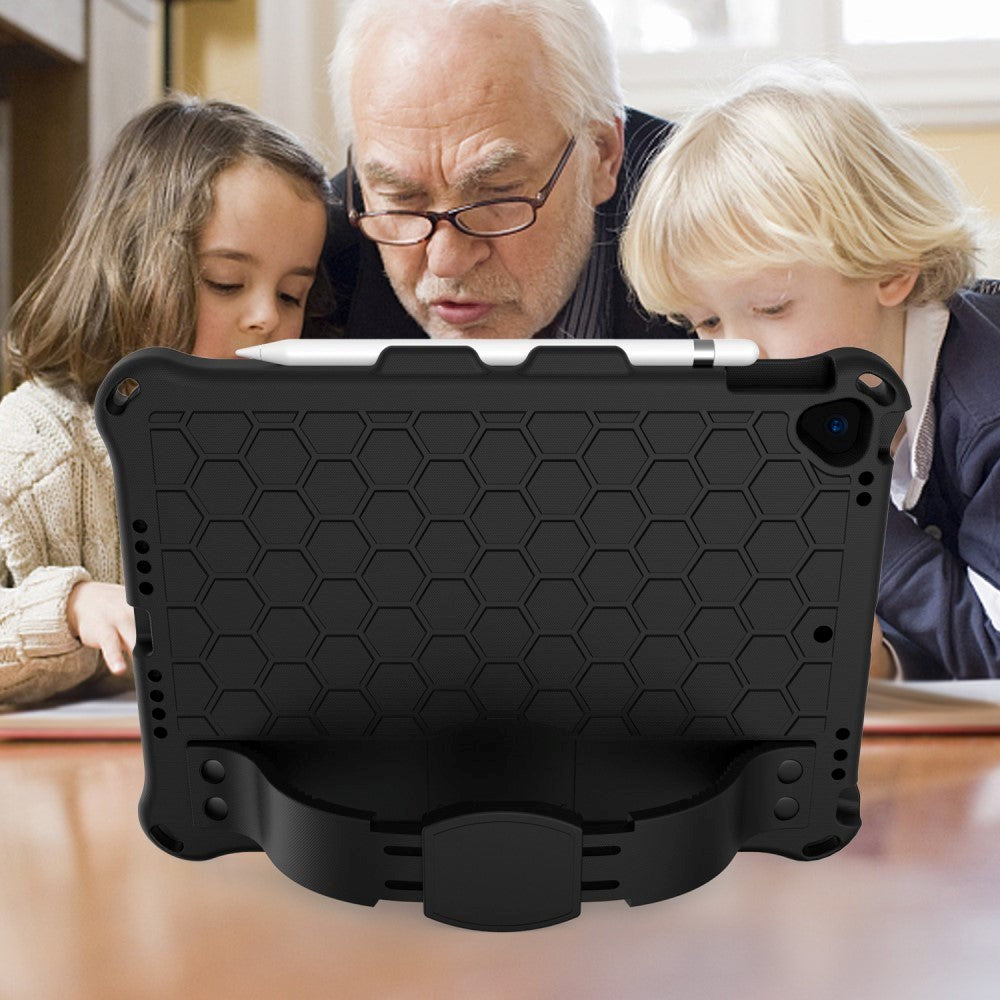 iPad 10.2" (2021 / 2020 / 2019) / iPad Pro 10.5 / iPad Air (2019) Børne Cover m. Skulderstrop - Bikube Mønster - Sort