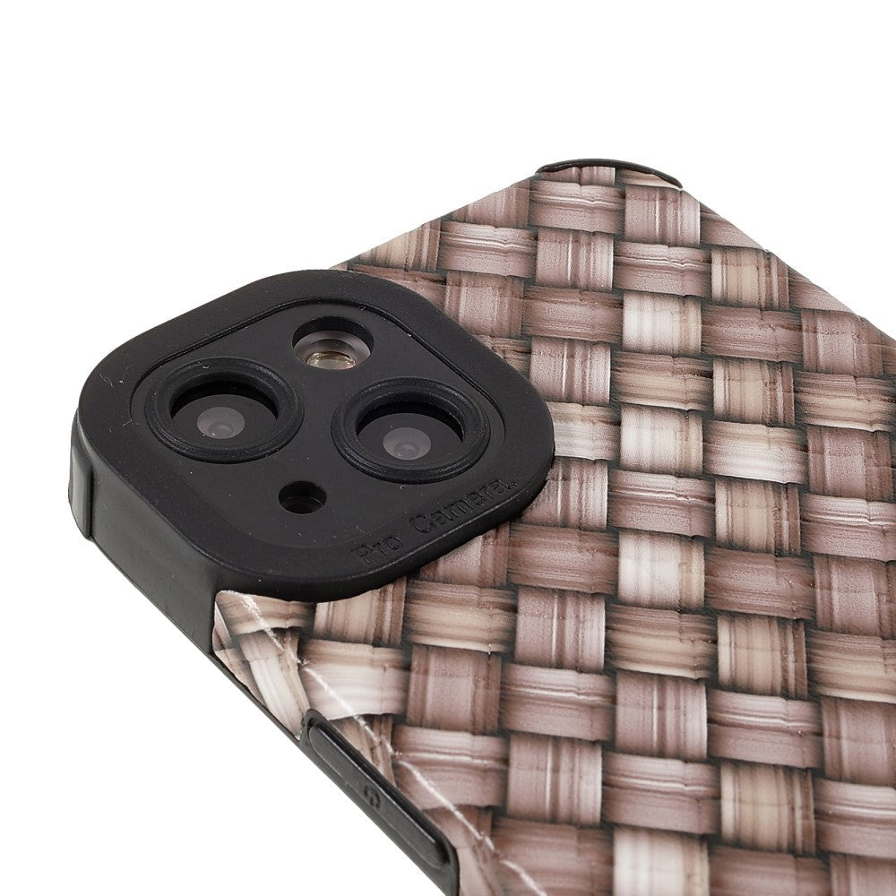 iPhone 13 Fleksibelt Plastik Bagside Cover - Vævet Tekstur - Brun