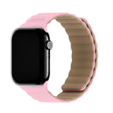 Apple Watch (38/40/SE/41/42mm) Holdit Silikone Rem m. Magnetlukning - Lyserød / Beige
