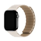 Apple Watch (42/44/SE/45/46/49mm) Holdit Silikone Rem m. Magnetlukning - Lys Beige / Beige