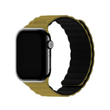 Apple Watch (42/44/SE/45/46/49mm) Holdit Silikone Rem m. Magnetlukning - Warm Olive / Black
