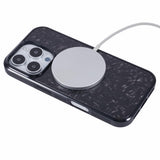 EIDERWOOD iPhone 16 Pro Carbon Cover m. Skridsikker Kant - MagSafe Kompatibelt - Sort