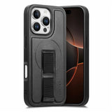 iPhone 16 Pro - Hårdt Plastik Cover m. Kunstlæder Bagside & Fingerrem - MagSafe Kompatibel - Sort