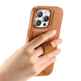 iPhone 13 Pro - Hårdt Plastik Cover m. Kunstlæder Bagside & Fingerrem - MagSafe Kompatibel - Brun