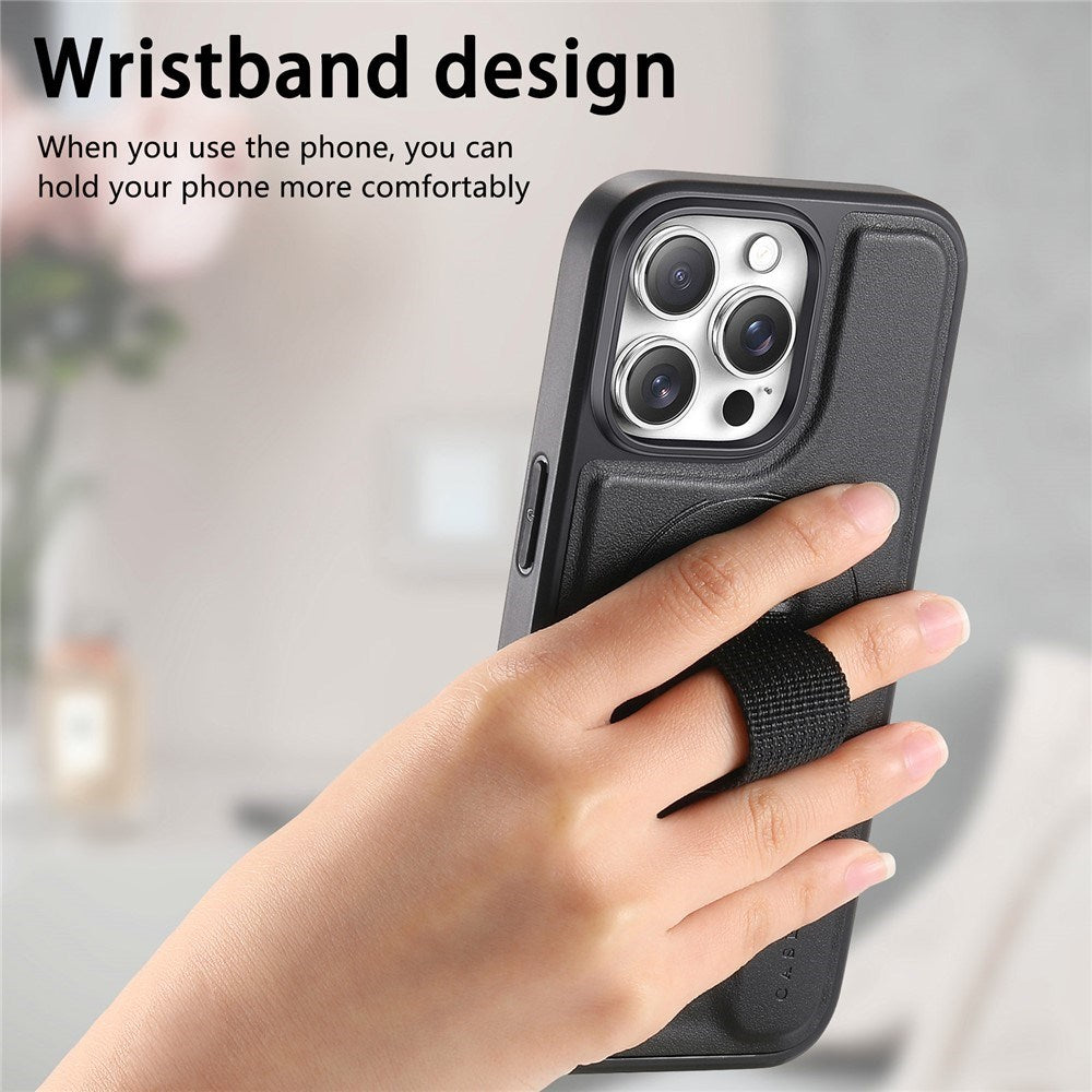 iPhone 15 Pro - Hårdt Plastik Cover m. Kunstlæder Bagside & Fingerrem - MagSafe Kompatibel - Sort
