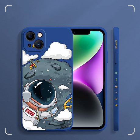 iPhone 14 Plus Fleksibel Bagside Cover af Plastik m. Print - Astronaut På Månen / Blå