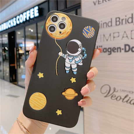 iPhone 14 Pro Max Fleksibel Bagside Cover af Plastik m. Print - Astronaut i Rummet / Sort