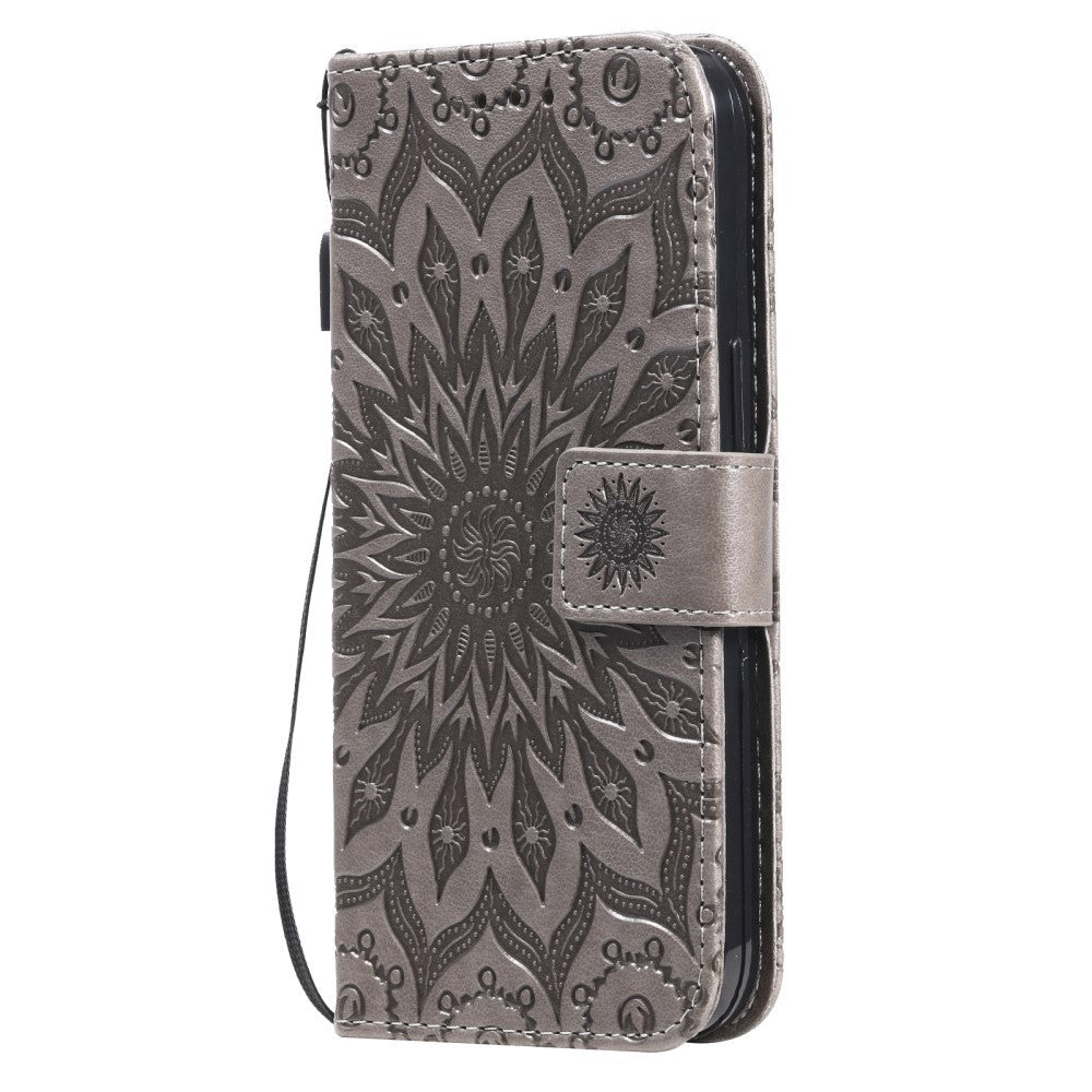 iPhone 15 Læder Flip Cover m. Pung og Strop - Mandala Blomst - Brun