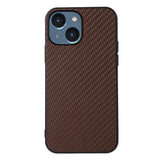 iPhone 15 Plastik Bagside Cover m. Carbon Tekstur - Brun