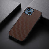 iPhone 15 Plastik Bagside Cover m. Carbon Tekstur - Brun