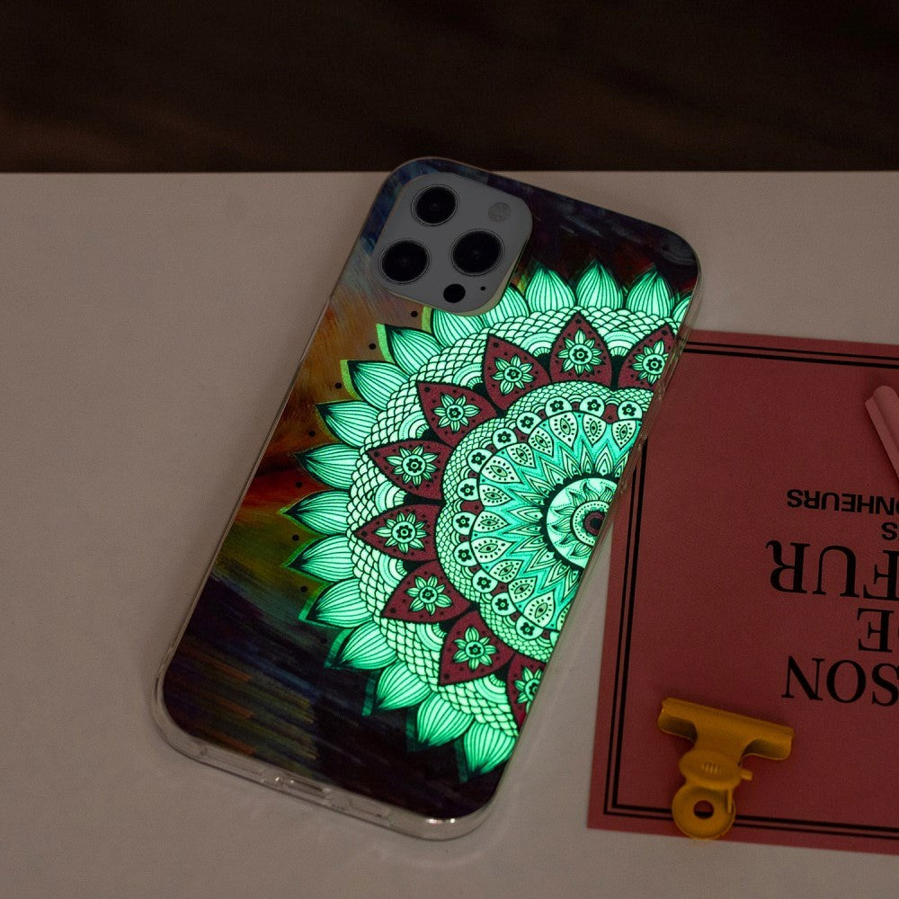 iPhone 15 Pro Selvlysende Fleksibel Bagside Cover af Plastik m. Print - Mandala Blomst