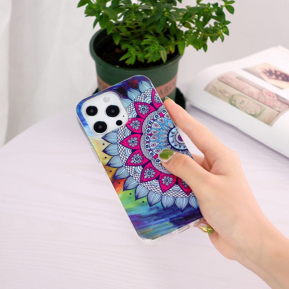 iPhone 15 Pro Selvlysende Fleksibel Bagside Cover af Plastik m. Print - Mandala Blomst