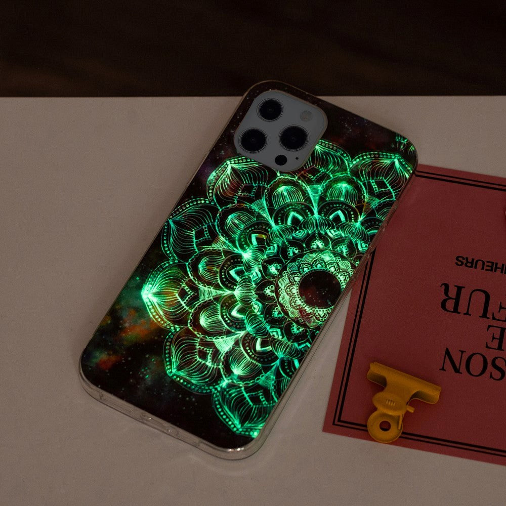 iPhone 15 Pro Selvlysende Fleksibel Bagside Cover af Plastik m. Print - Mandala