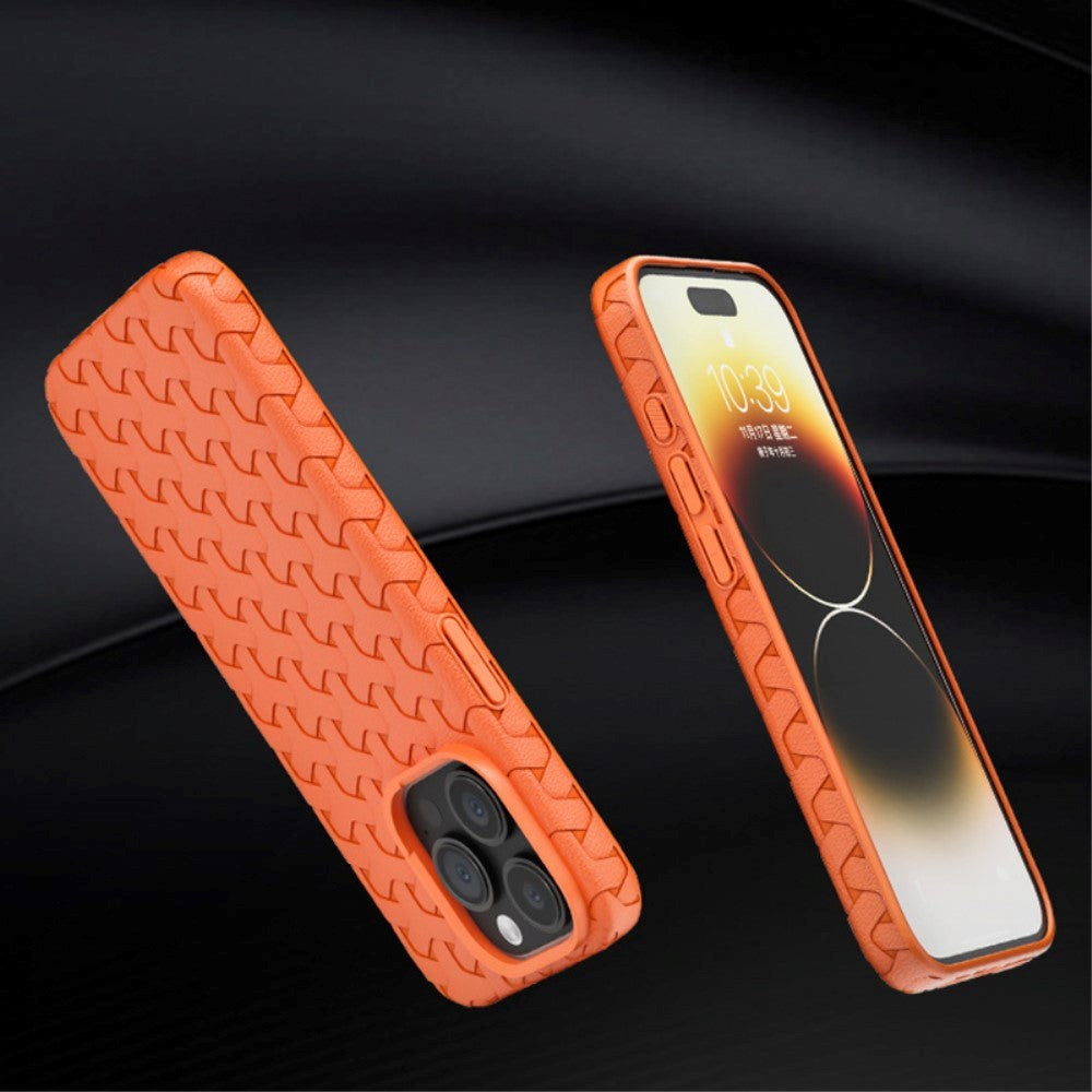 iPhone 15 Pro Fleksibelt Plastik Bagside Cover - Flettet Tekstur - Orange