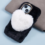 iPhone 15 Fleksibelt Plastik Bagside Cover m. Pels - Hjerte - Sort / Hvid