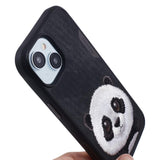 iPhone 15 Hybrid Bagside Cover m. Dyremotiv & Brodering - Panda