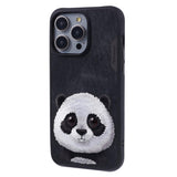 iPhone 15 Pro Hybrid Bagside Cover m. Dyremotiv & Brodering - Panda