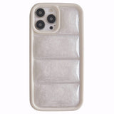 iPhone 15 Pro Fleksibelt Plastik Bagside Cover m. Dunjakke Tekstur - Hvid