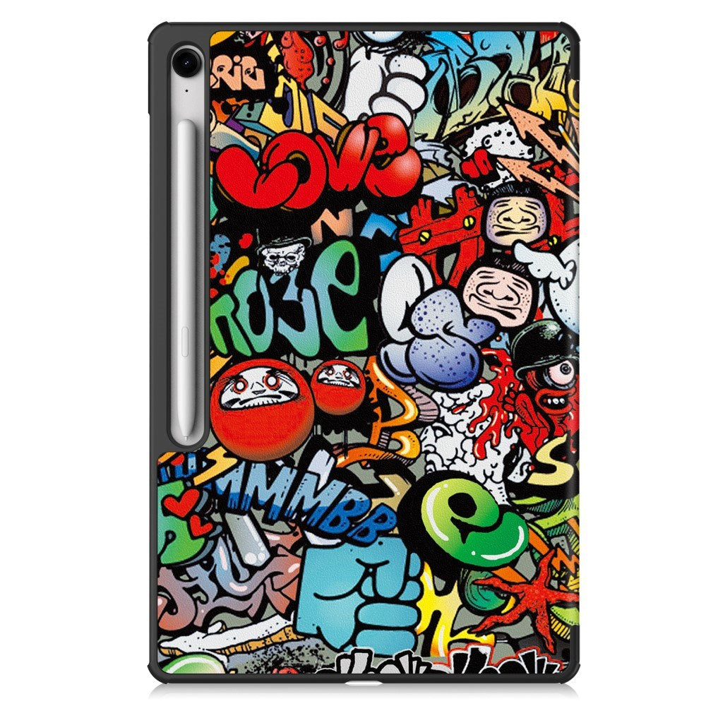 Samsung Galaxy Tab S10 FE+ (Plus) - EIDERWOOD Tri-Fold Kunstlæder Flip Cover m. Mønster - Graffiti