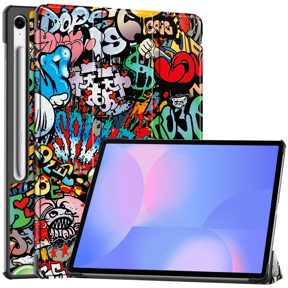 Samsung Galaxy Tab S10 FE+ (Plus) - EIDERWOOD Tri-Fold Kunstlæder Flip Cover m. Mønster - Graffiti