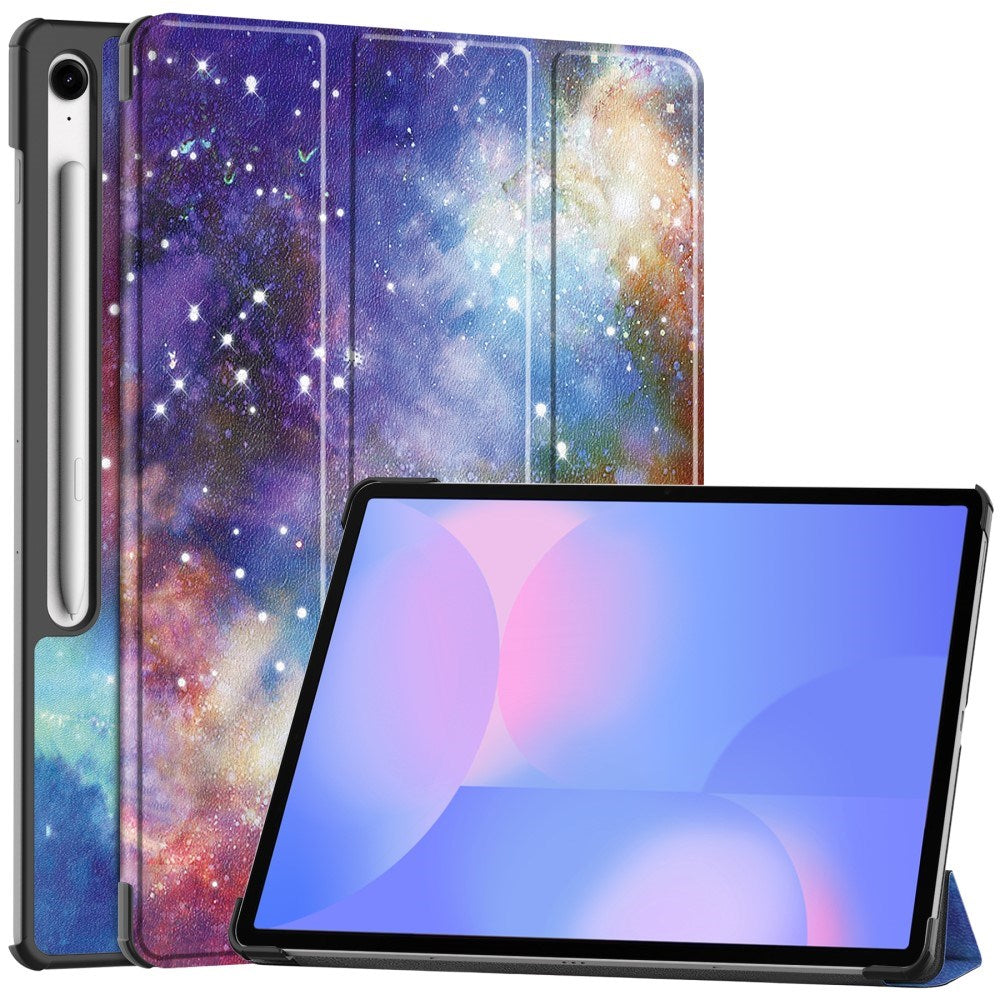 Samsung Galaxy Tab S10 FE+ (Plus) - EIDERWOOD Tri-Fold Kunstlæder Flip Cover m. Mønster - Galakse