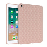 iPad 9.7 (2018-2017) / iPad Air 2 Fleksibelt Plastik Bagside Cover - Rhombe Design - Lyserød