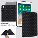 iPad 9.7 (2018-2017) / iPad Air 2 Fleksibelt Plastik Bagside Cover - Rhombe Design - Sort