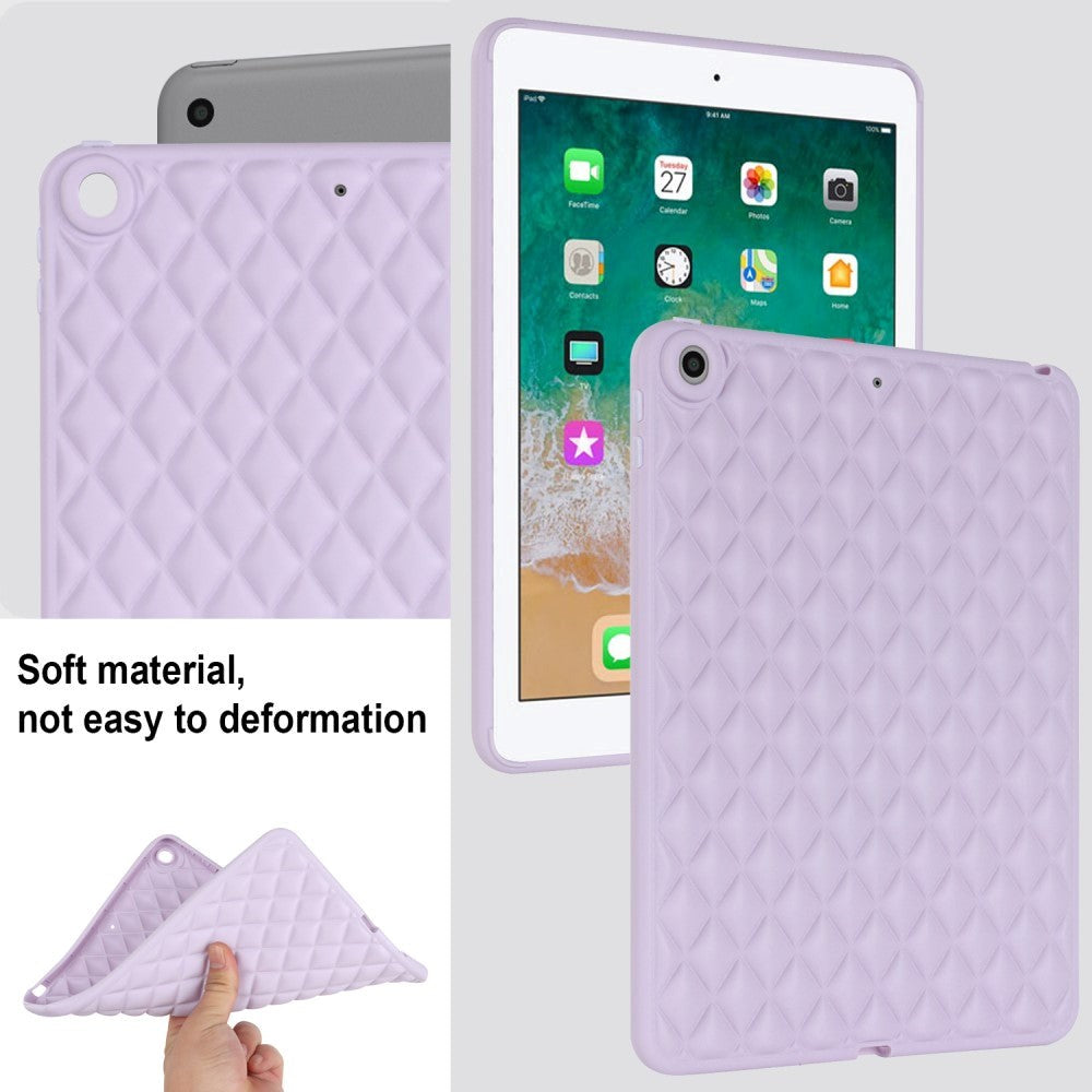 iPad 9.7 (2018-2017) / iPad Air 2 Fleksibelt Plastik Bagside Cover - Rhombe Design - Lilla