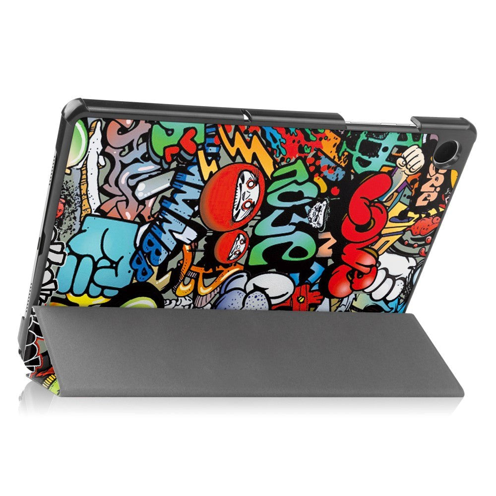 Samsung Galaxy Tab A9 Tri-Fold Kunstlæder Flip Cover m. Vågeblus Funktion - Graffiti