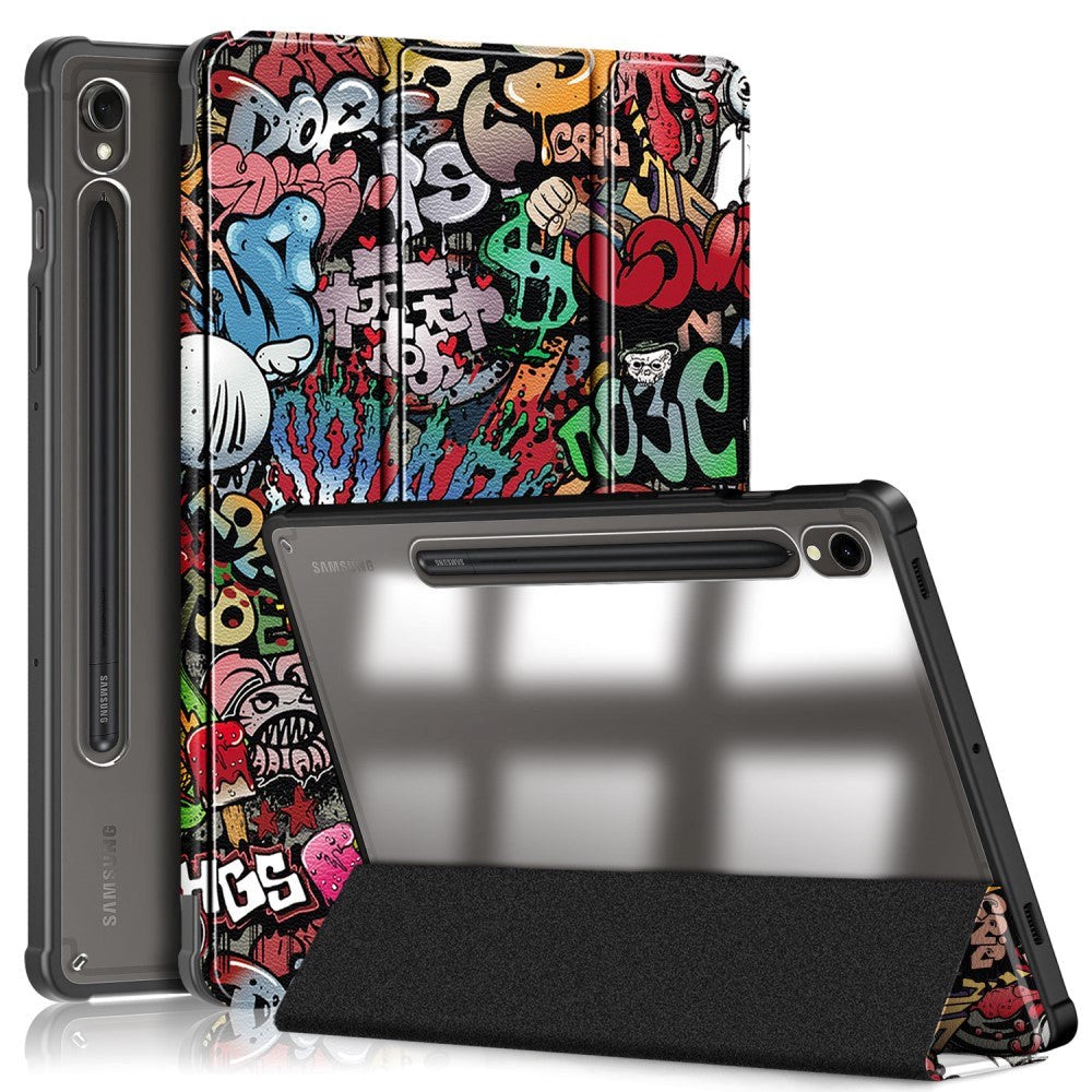 Samsung Tab S9 Tri-Fold Kunstlæder Flip Cover m. Pen Holder - Gennemsigtig / Graffiti