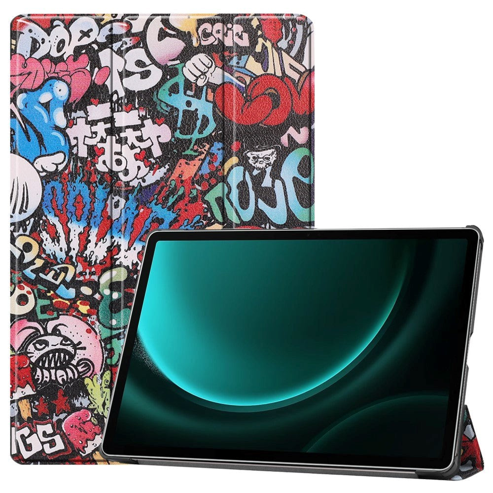 Samsung Galaxy Tab S9 FE+ (Plus) Tri-Fold Kunstlæder Flip Cover m. Pen Holder - Graffiti