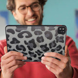 iPad Pro 11" (2022 / 2021 / 2020) Fleksibelt Bagside Cover - Mat Gennemsigtig / Leopard Prikker