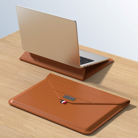 Laptop / MacBook Sleeve 13-14" (32 x 24 cm) m. Tri-fold Ståfunktion - Brun