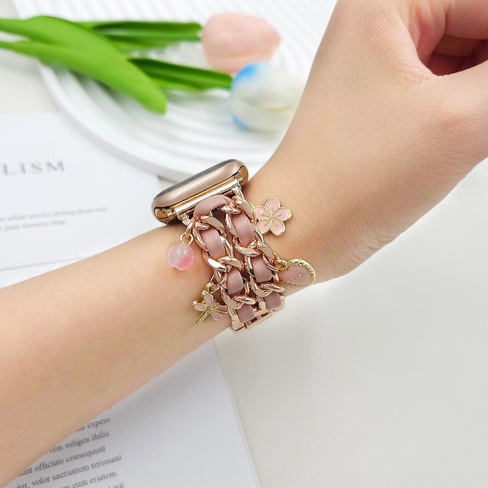 Apple Watch (42 / 44 / SE / 45 / 46 / 49mm) - EIDERWOOD Metal Rem m. Vegansk Læder & Vedhæng - Rose Gold / Lyserød