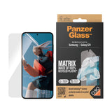 Samsung Galaxy S24 PanzerGlass Matrix AntiBacterial Ultra Wide Fit Plastikbeskyttelse - AlignerKit - Platinum Strength - Gennemsigtig