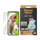 Samsung Galaxy S24+ (Plus) PanzerGlass Matrix AntiBacterial Ultra Wide Fit Plastikbeskyttelse - AlignerKit - Platinum Strength - Gennemsigtig