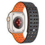 Apple Watch (42/44/SE/45/46/49mm) Mobile Origin Magnetisk Silikoneurrem - Sort / Orange