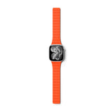 Apple Watch (38/40/SE/41/42) Epico Magnetic+ Silikone Urrem - Orange / Sort