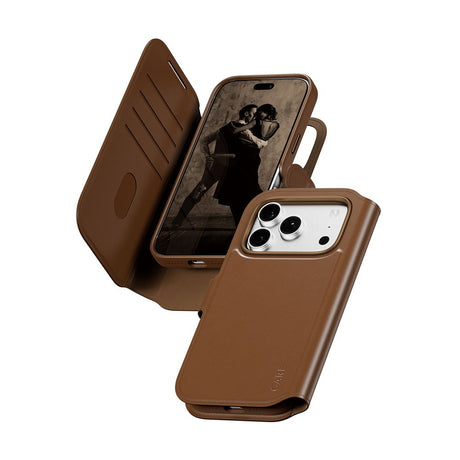 iPhone 18 Pro / 17 Pro CARE by PanzerGlass Feature Tango 2-in-1 Flipcover m. Pung - MagSafe Kompatibel - Brun