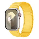 Lippa Apple Watch (42/44/45/46/49 mm) Magnetisk Silikone Urrem - Gul